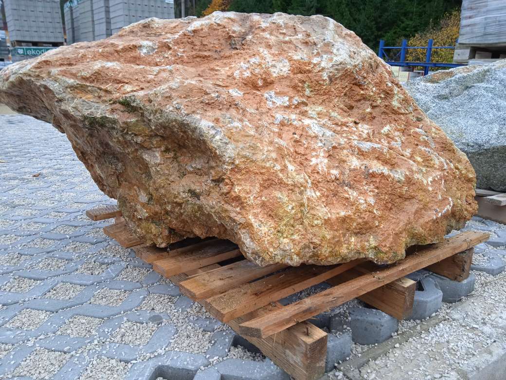 Solitér stavebniny MI-KAM s.r.o. Starý Hrozenkov – velké dekorativní kameny vhodné pro zahradní architekturu, okrasné plochy a terénní úpravy