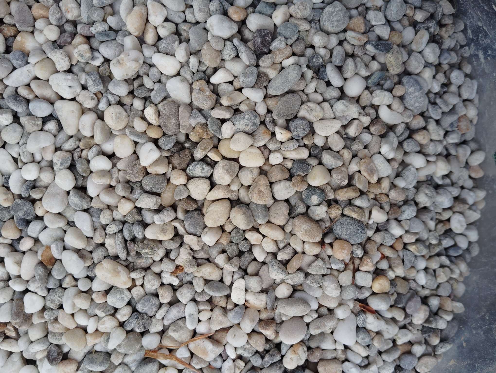 Říční oblázky frakce 4–8 bílo-šedé stavebniny MI-KAM s.r.o. Starý Hrozenkov – oblíbený materiál pro zahrady, chodníky a drenáže